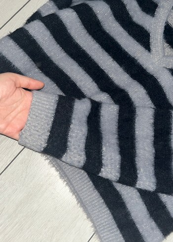 Gri Çizgili V Yaka Kadın Triko Kazak - Görsel 3