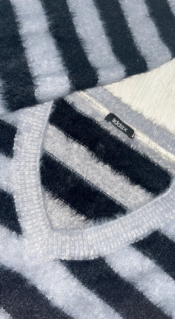 Gri Çizgili V Yaka Kadın Triko Kazak - Görsel 2