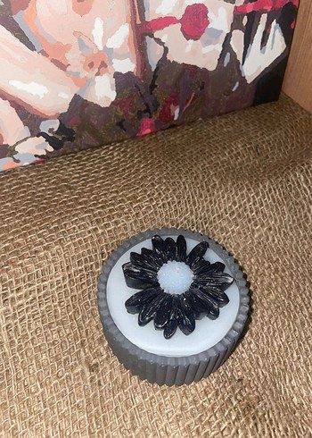 Siyah Çiçek Detaylı Gri Mum