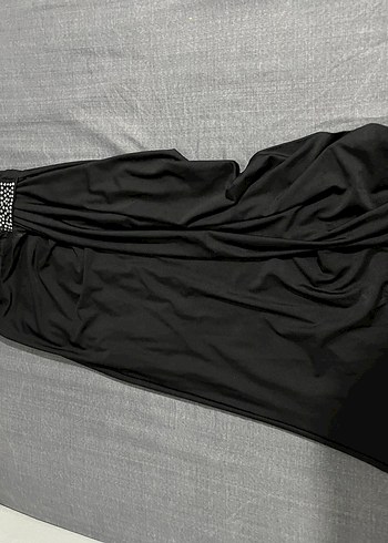 Siyah Uzun yırtmaçlı , sol taraf taş detaylı  elbise - Görsel 2