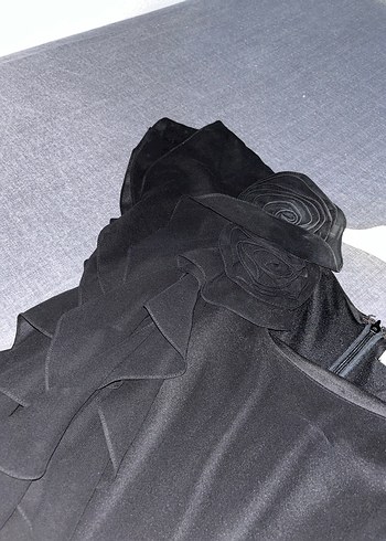 Uzun siyah sağ kol çiçekli elbise - Görsel 5