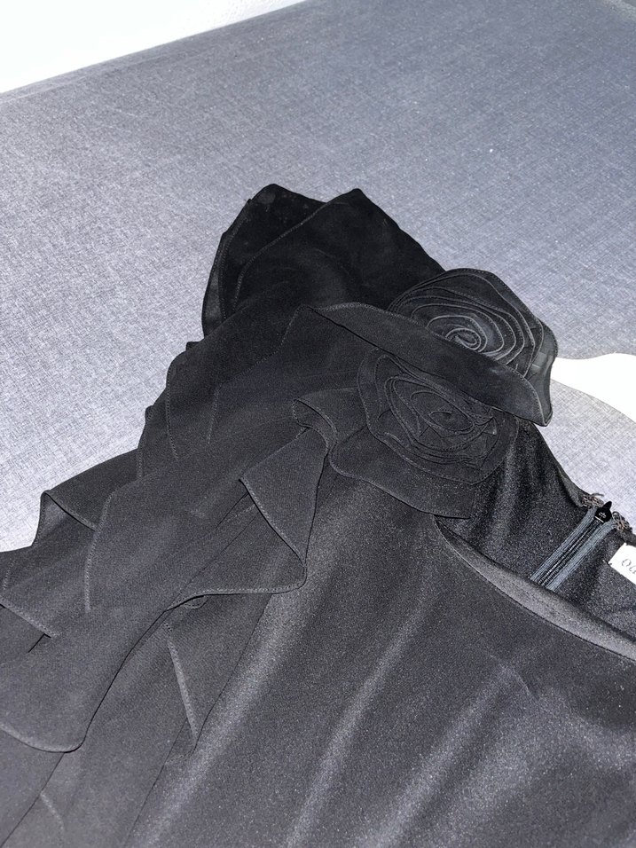 Uzun siyah sağ kol çiçekli elbise - Görsel 5