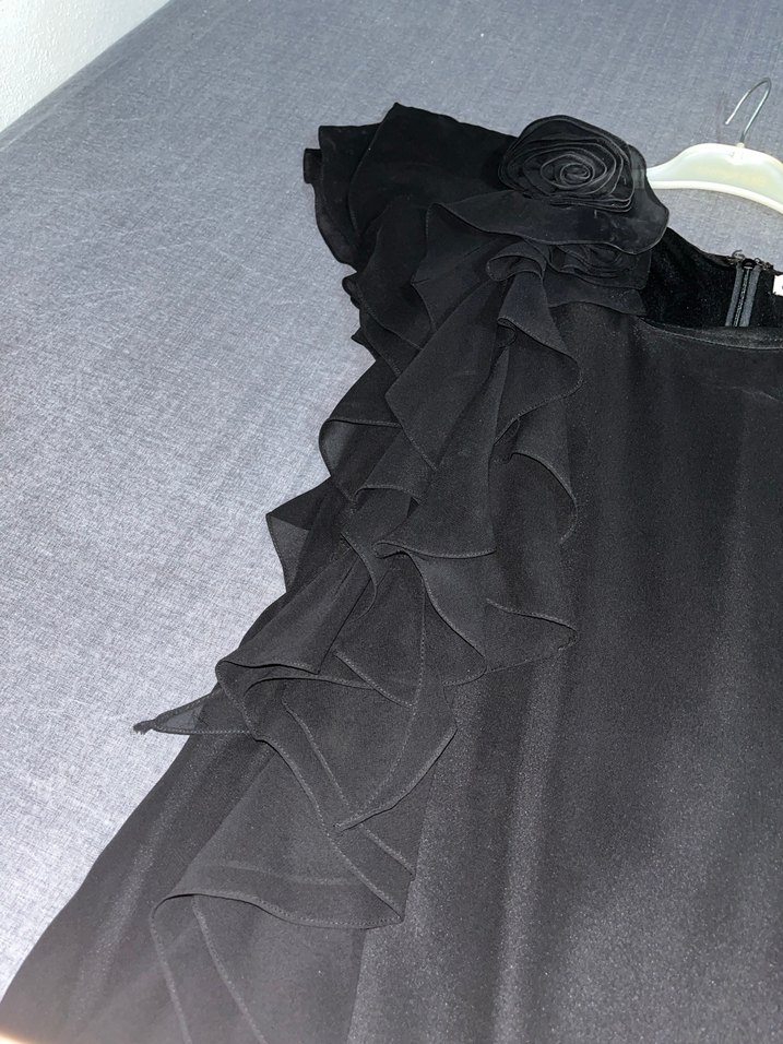 Uzun siyah sağ kol çiçekli elbise - Görsel 4