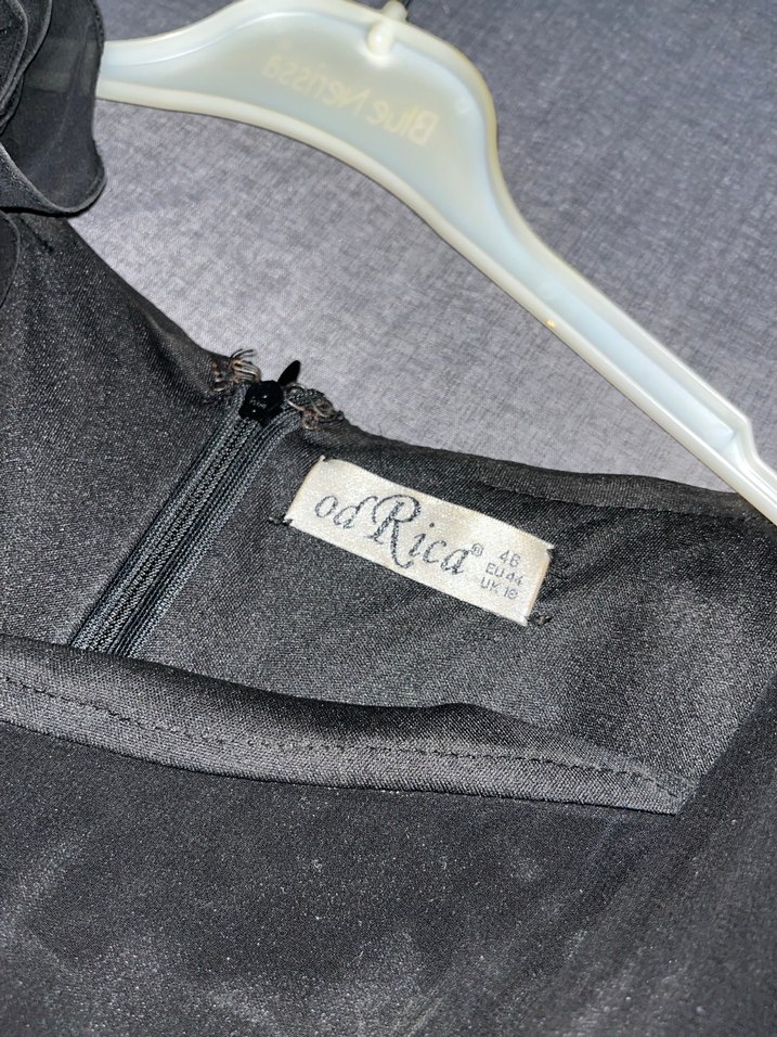 Uzun siyah sağ kol çiçekli elbise - Görsel 3