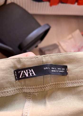 Zara Kemerli Bej Deri Şort