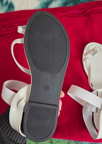 Beyaz Tokalı İnce Topuklu Kadın Sandalet - Görsel 4