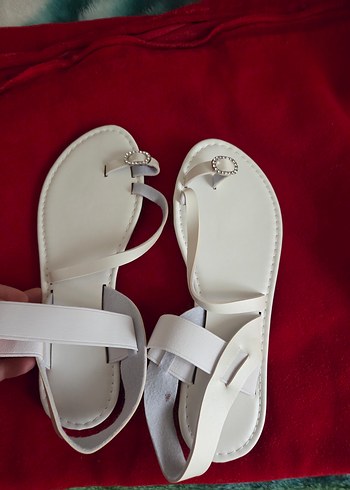Beyaz Tokalı İnce Topuklu Kadın Sandalet - Görsel 6
