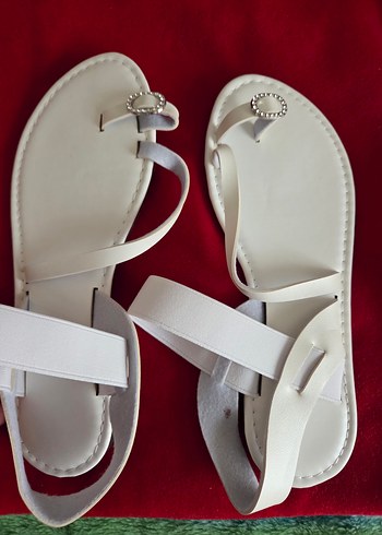 Beyaz Tokalı İnce Topuklu Kadın Sandalet - Görsel 3