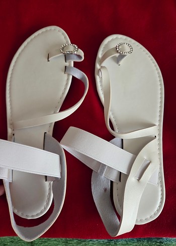 Beyaz Tokalı İnce Topuklu Kadın Sandalet - Görsel 2