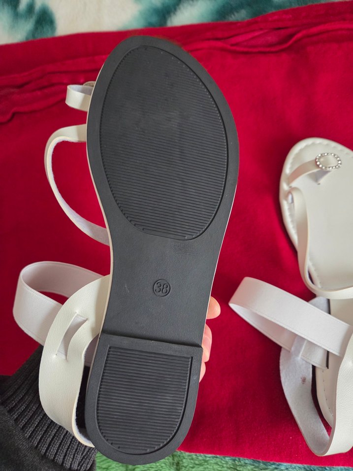 Beyaz Tokalı İnce Topuklu Kadın Sandalet - Görsel 4