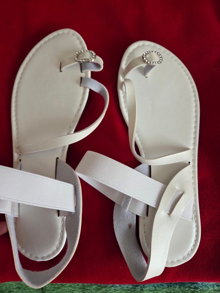 Beyaz Tokalı İnce Topuklu Kadın Sandalet - Görsel 3