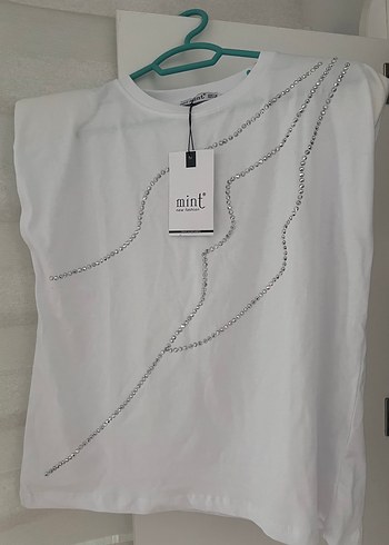 Zincir Detaylı Beyaz Tişört