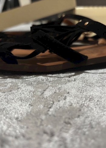 H&M Siyah Süet Püsküllü Kadın Sandalet - Görsel 3