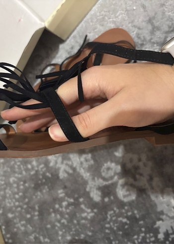 H&M Siyah Süet Püsküllü Kadın Sandalet - Görsel 4