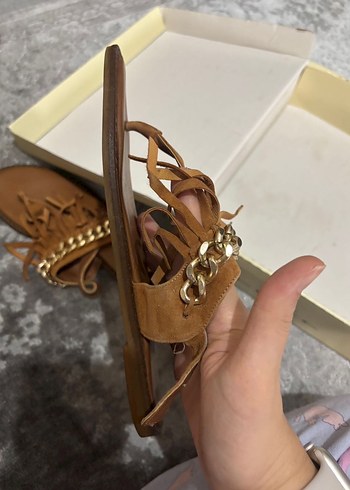 Elle Zincir Detaylı Püsküllü Taba Süet Kadın Sandalet - Görsel 4