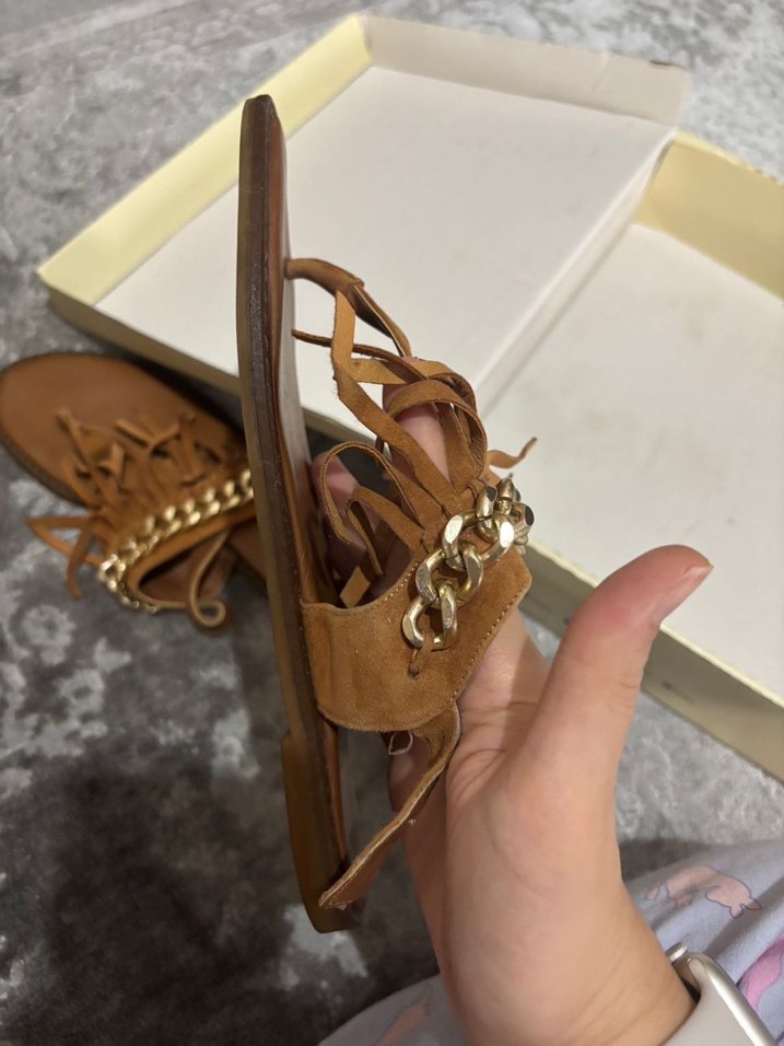 Elle Zincir Detaylı Püsküllü Taba Süet Kadın Sandalet - Görsel 4