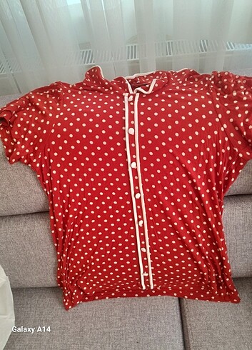 M&Co Pijama üstü kırmızı puantiyeli düğmeli kıyafet