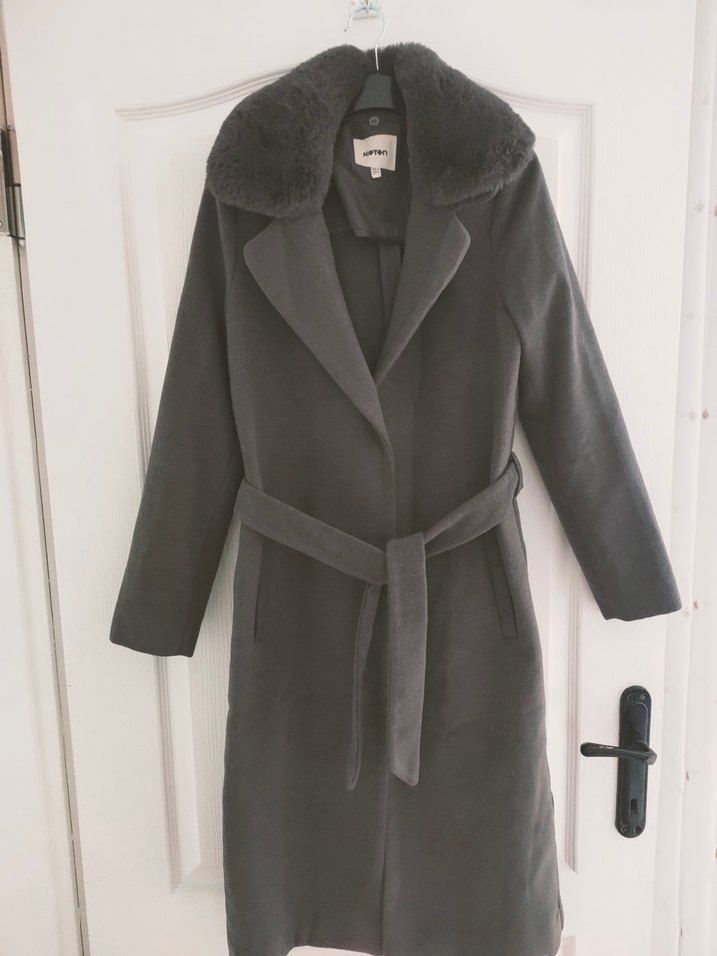 Peluş yakalı gri kaban - Görsel 2