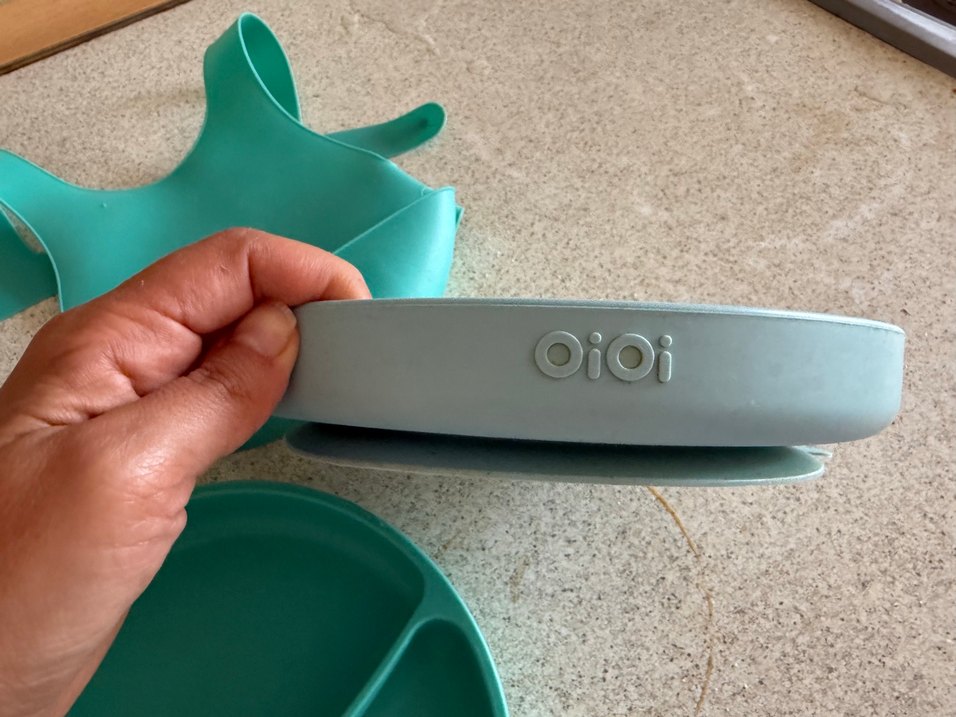 Çocuklar için bölmeli tabak ve silikon önlük - Görsel 3