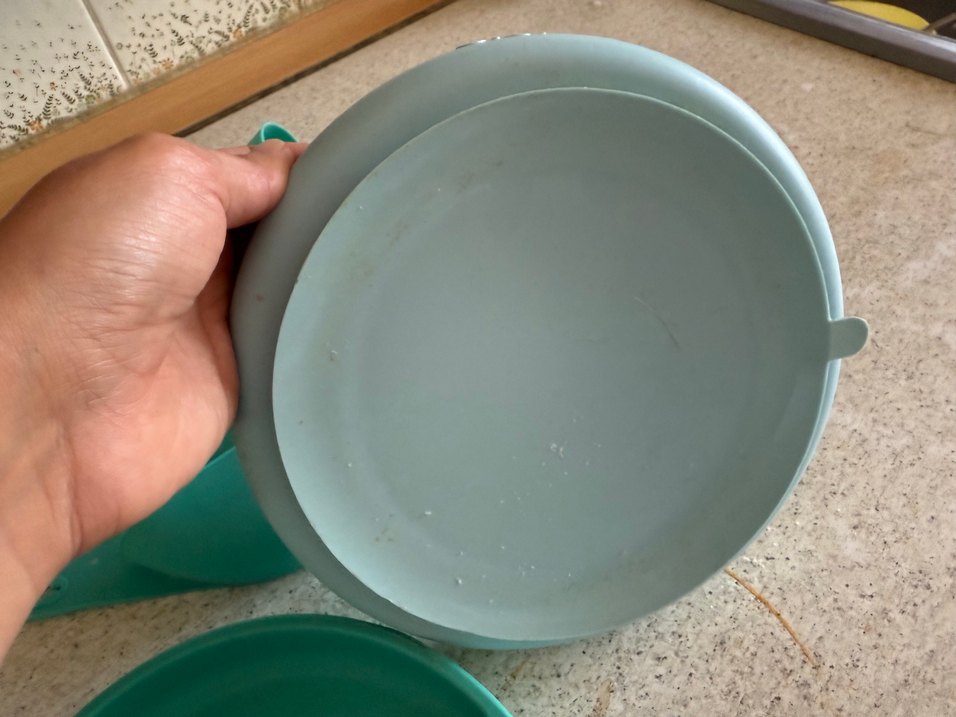 Çocuklar için bölmeli tabak ve silikon önlük - Görsel 4