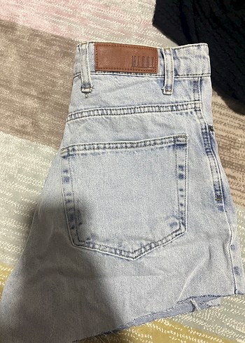 Gri Batik Desenli Kadın Denim Mini Şort - Görsel 2