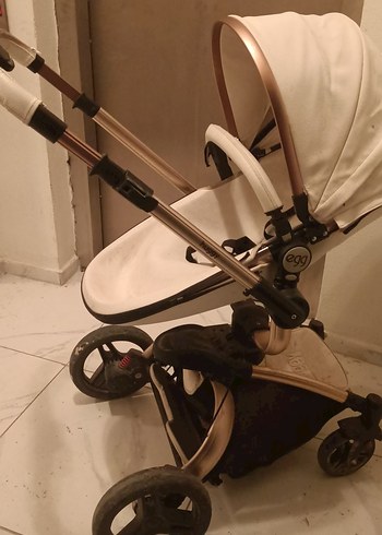 Beyaz Bebek Arabası Hafif Tasarım