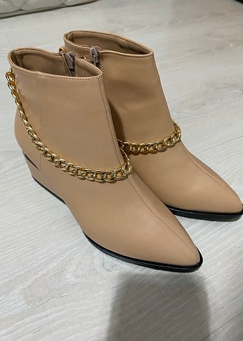 Bej Zincir Detaylı Dolgu Topuklu Kadın Bot - Görsel 7