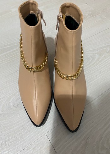 Bej Zincir Detaylı Dolgu Topuklu Kadın Bot - Görsel 2
