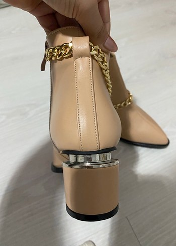 Bej Zincir Detaylı Dolgu Topuklu Kadın Bot - Görsel 4
