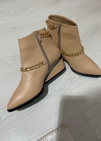 Bej Zincir Detaylı Dolgu Topuklu Kadın Bot - Görsel 5