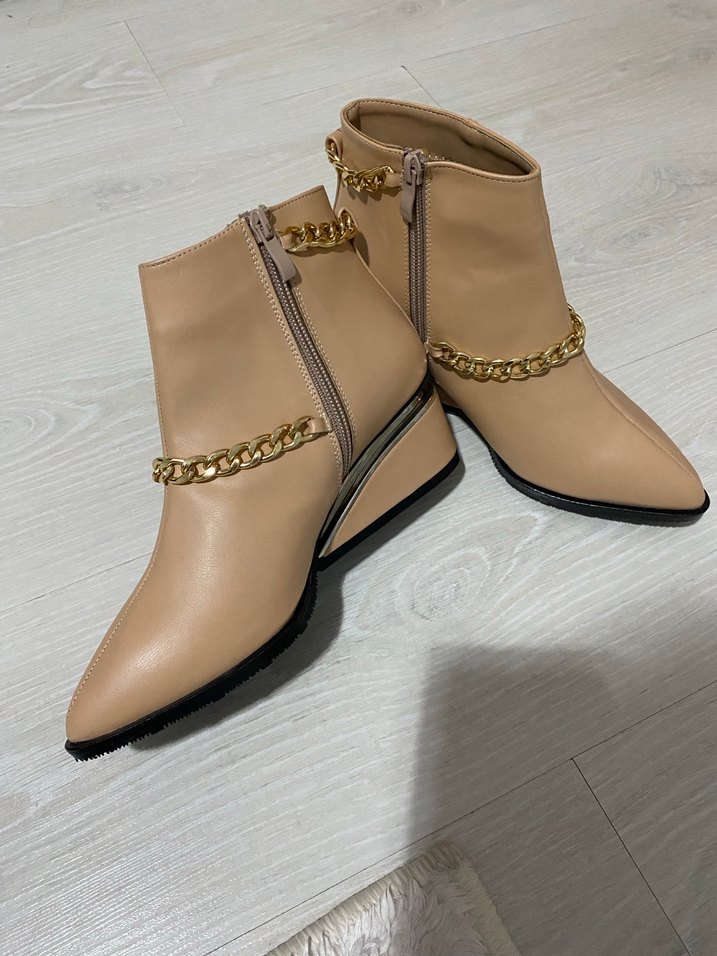 Bej Zincir Detaylı Dolgu Topuklu Kadın Bot - Görsel 5