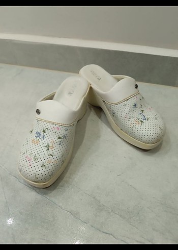 Çiçek Desenli Beyaz Kadın Dolgu Topuk hastane terliği - Görsel 2