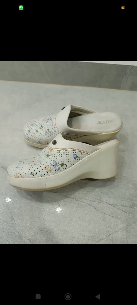 Çiçek Desenli Beyaz Kadın Dolgu Topuk hastane terliği - Görsel 3