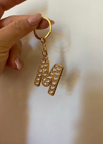 Pul İşlemeli Altın Renkli M Harfli Anahtarlık - Görsel 2