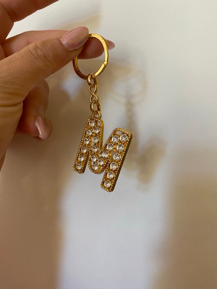 Pul İşlemeli Altın Renkli M Harfli Anahtarlık - Görsel 2