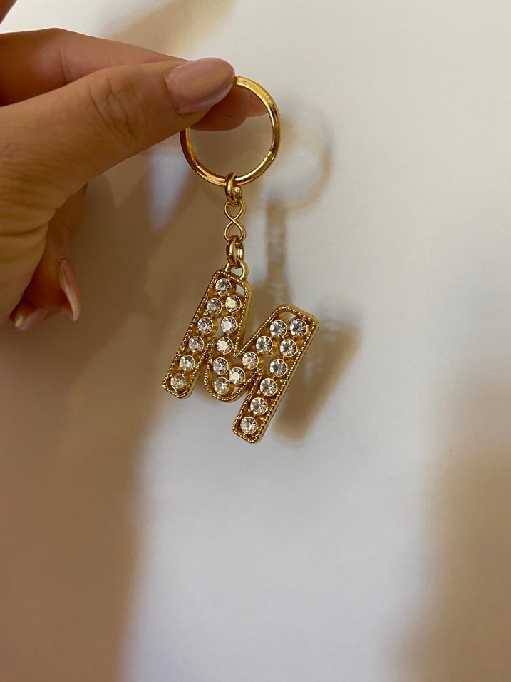 Pul İşlemeli Altın Renkli M Harfli Anahtarlık - Görsel 3