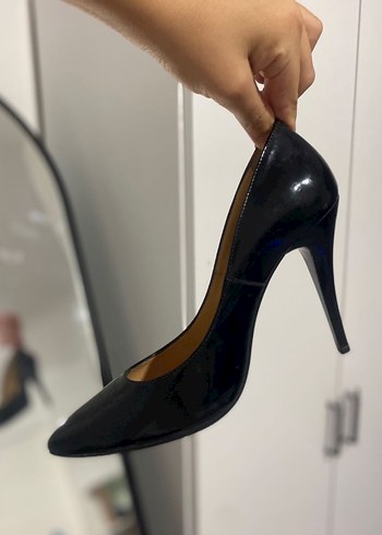 Tergan Parlak Siyah Stiletto Topuklu Kadın Ayakkabı