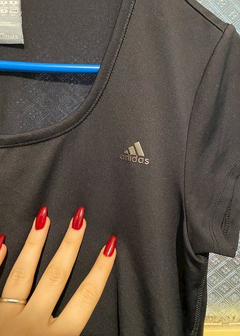 Siyah adidas Kadın V Yakalı Kısa Kollu Tişört - Görsel 3