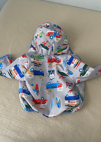 Kapüşonlu Erkek Çocuk Gri Baskılı Yağmurluk - Görsel 2