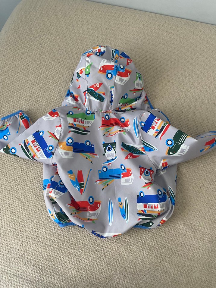 Kapüşonlu Erkek Çocuk Gri Baskılı Yağmurluk - Görsel 2