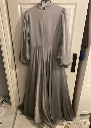 Uzun Kollu Gri Nakışlı Kadın Abiye Elbise - Görsel 3