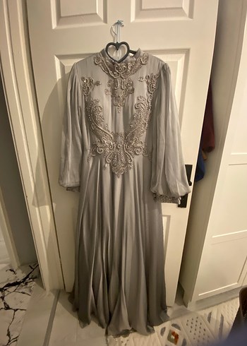 Uzun Kollu Gri Nakışlı Kadın Abiye Elbise - Görsel 4