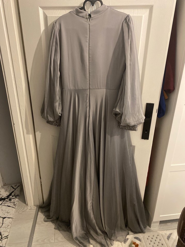 Uzun Kollu Gri Nakışlı Kadın Abiye Elbise - Görsel 3