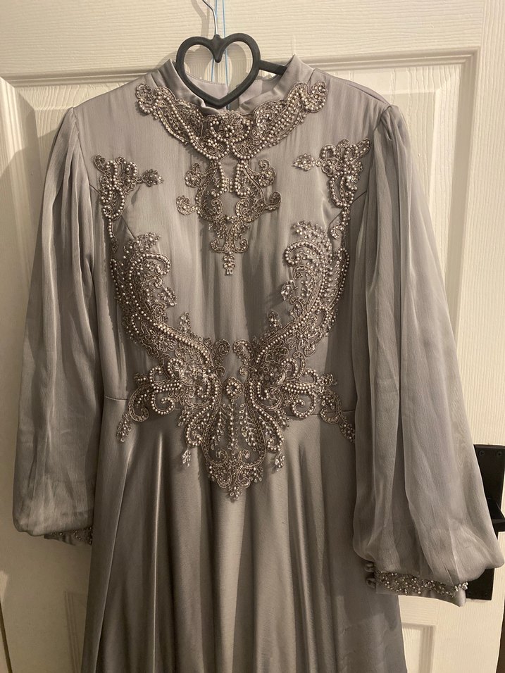 Uzun Kollu Gri Nakışlı Kadın Abiye Elbise - Görsel 2