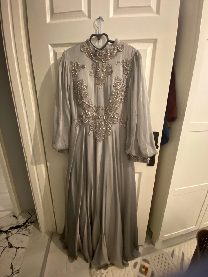 Uzun Kollu Gri Nakışlı Kadın Abiye Elbise - Görsel 4