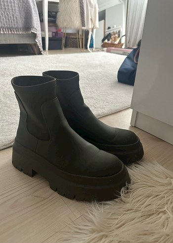 Pull and Bear Kadın Siyah Platform Topuklu Kauçuk Bot
