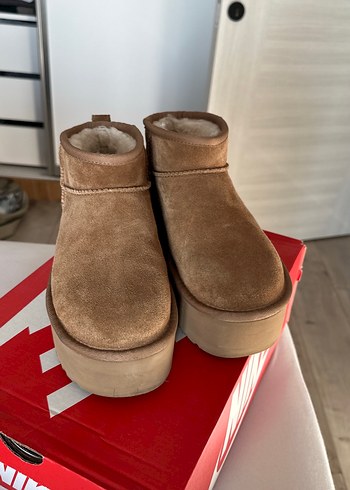 UGG Kahverengi Süet Tüylü Dolgu Topuk Bot - Görsel 5