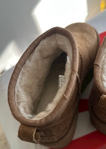 UGG Kahverengi Süet Tüylü Dolgu Topuk Bot - Görsel 3