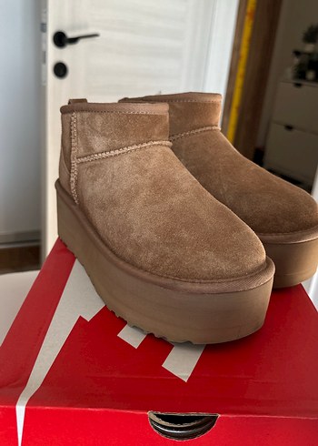 UGG Kahverengi Süet Tüylü Dolgu Topuk Bot - Görsel 6