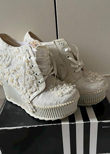 İşlemeli Dantel Detaylı Beyaz Kadın Dolgu Topuk - Görsel 2